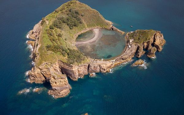 Ilhéu de Vila Franca do Campo in Vila Franca do Campo, São Miguel, Portugal