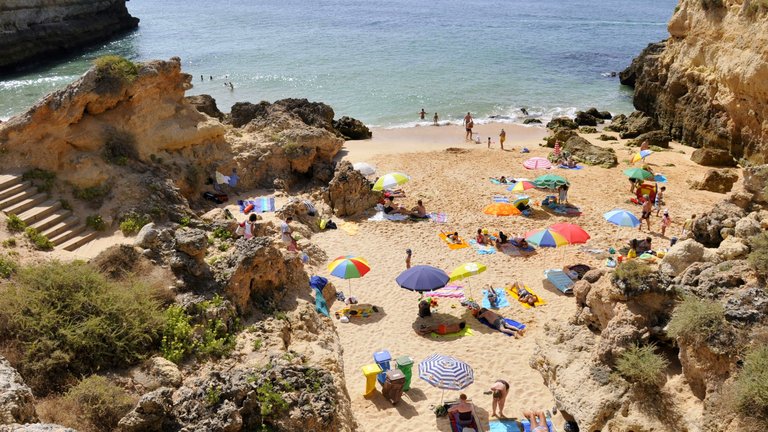 Praia da Albandeira in Algarve (Lagoa), Portugal