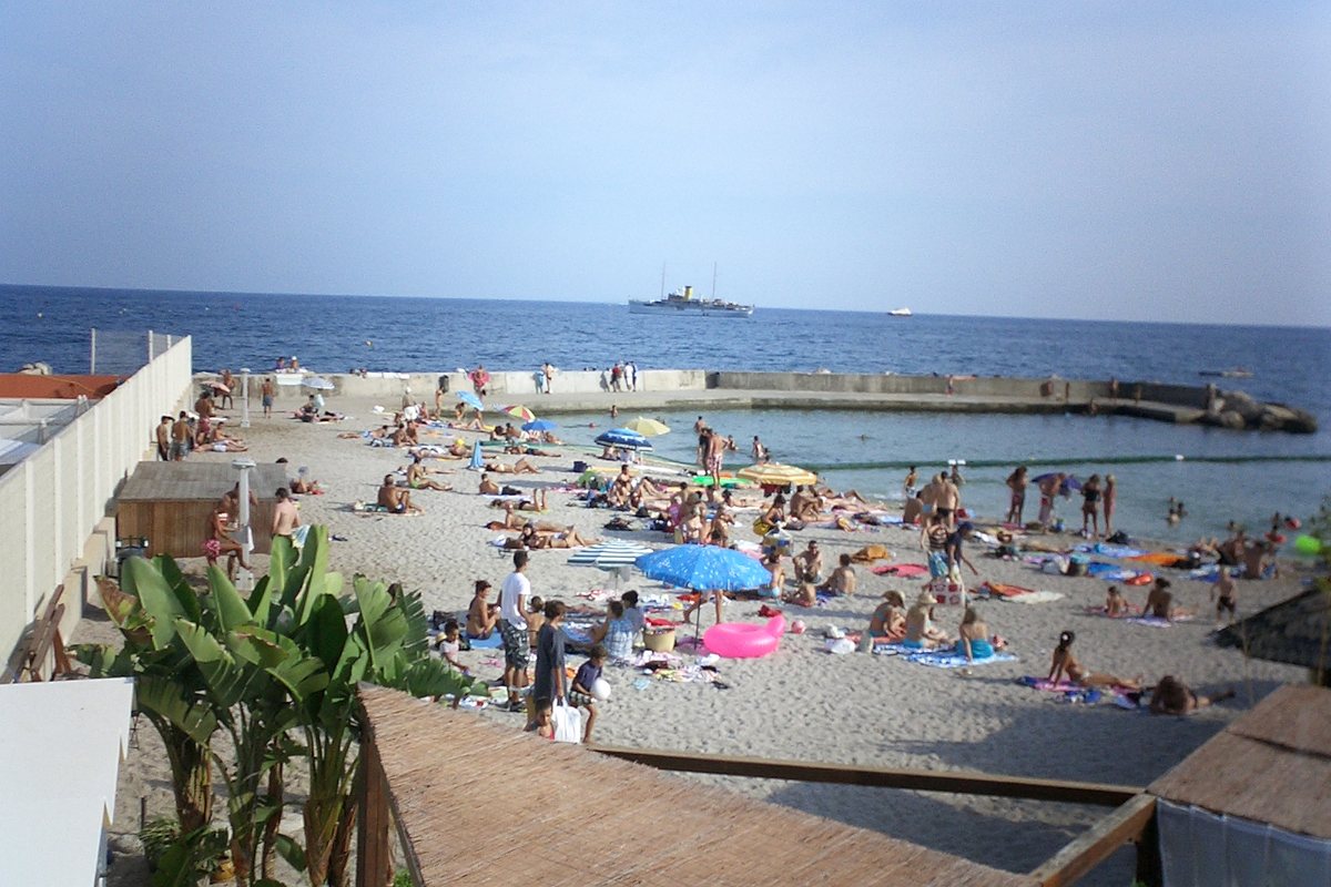 Larvotto Beach